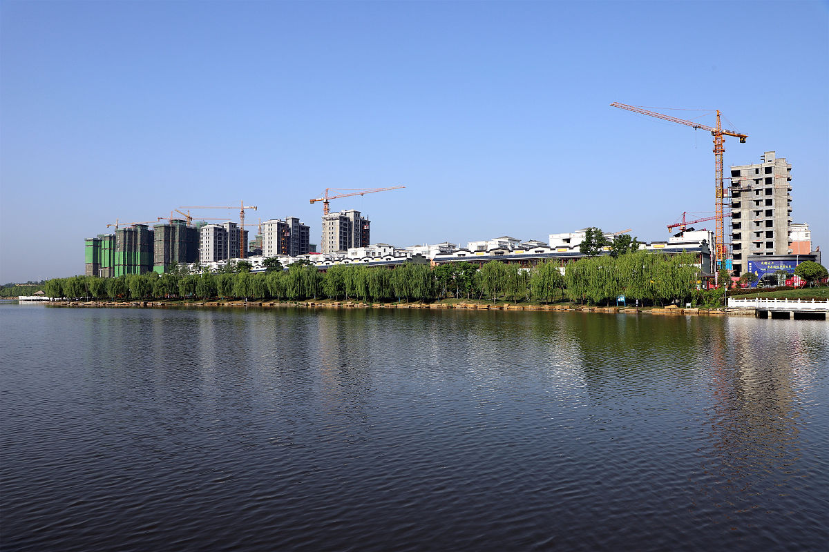 2021年5月9日,河南省信阳市息县,城中龙湖公园初夏景色宜人.