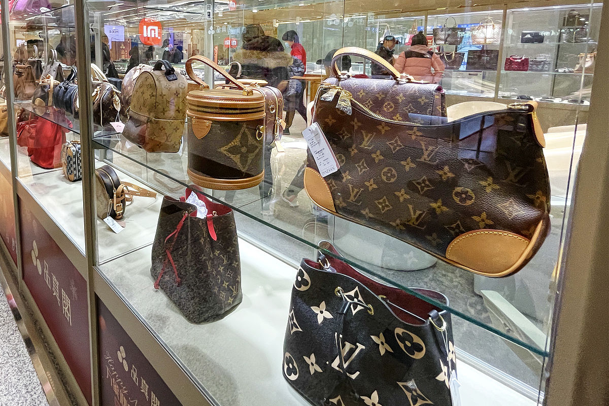 简化下列文章到700字：时尚 LVMH总裁访华是中国奢侈品市场的新机遇吗？LVMH集团首席执行官Bernard Arnault以及旗下多个奢侈品牌高层在中国进行市场走访同行的还有他的女儿Delphine Arnault和儿子Jean Arnault。从27日到29日他们到访了北京、成都和上海。北京6月27日有网友恰巧偶遇Bernard Arnault现身北京开启在华巡店之旅。这也是这位全球首富在