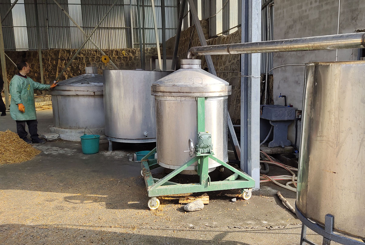 我要写一篇硕士学位论文题目为酿酒发酵过程关键指标软测量方法研究软测量指标为酒精度和酸度方法为机器学习帮我生成摘要和论文结构