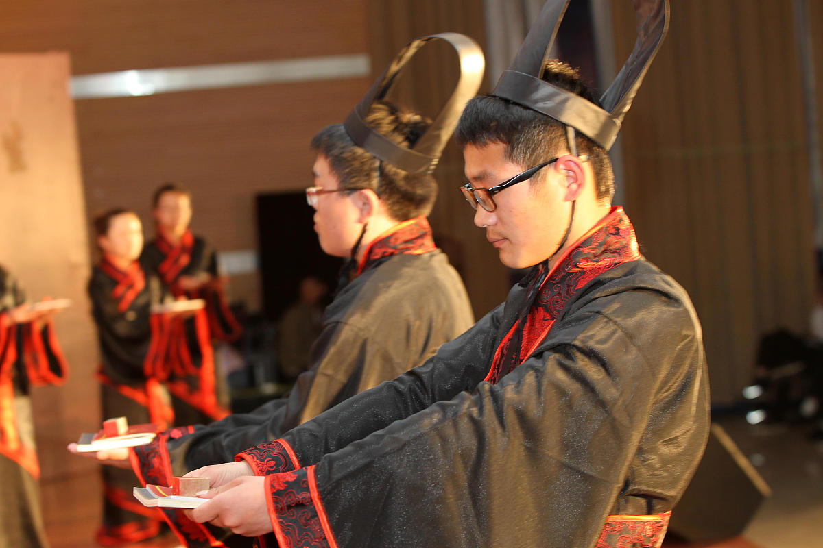 在保护传统文化和现代社会文明之间的平衡中凶礼的价值也得以体现。我们应该尊重和传承传统文化但同时也要适应现代社会的发展和变化让传统文化与现代社会相互融合。因此我们应该在保持凶礼传统文化的基础上推动凶礼的现代化和时代化让其更好地适应当代社会的需求和发展。这样凶礼的价值才能得到更好的体现和发扬。请为此提几个建议、