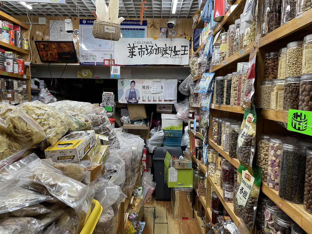 2021年5月3日,艺术家邱志杰首次书写计划"民以食为天"在北京三源里菜