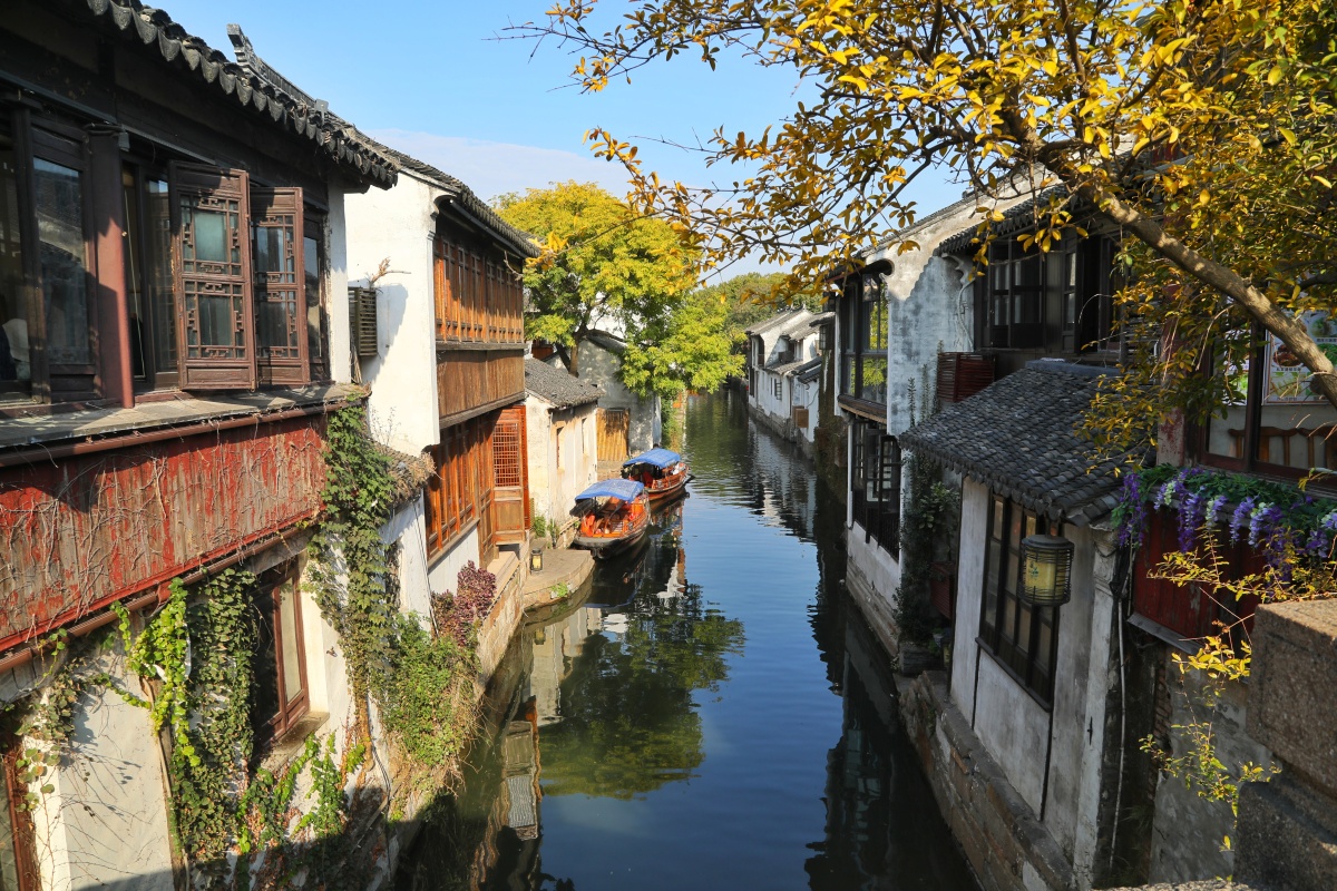 江苏典型江南水乡古镇,粉墙黛瓦,翘角飞檐,为传统木结构建筑