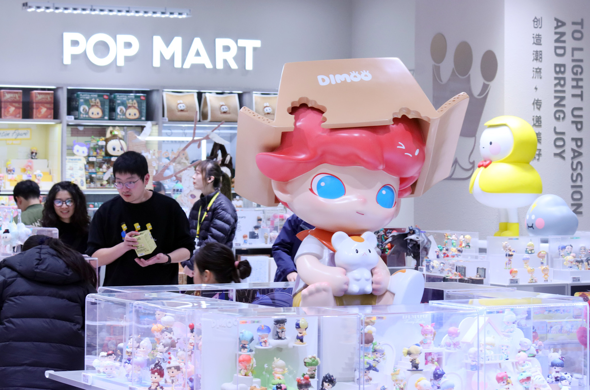 按照中国知网查重标准处理下列文字使其符合知网重复率要求。目前盲盒行业竞争较为激烈据泡泡玛特披露的数据作为中国最大的潮流玩具品牌泡泡玛特 2017-2019三个年度总收入分别为 158亿元、515亿元和 1683亿元；2017-2019年净利润分别为 1569万元、99521万元和 451亿元这意味着泡泡玛特三年营收翻 10倍利润翻 2874倍加上目前线上线下不断融合其销量将会继续增长但泡泡玛特的市