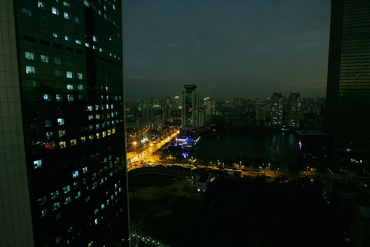 2009年7月22日上午,湖北武汉.汉口西北湖广场附近,日全食开始后人们身