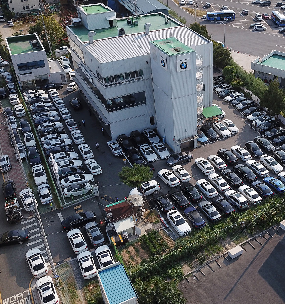 当地时间2018年8月14日,韩国大田市一宝马服务中心等待接受安全检测的