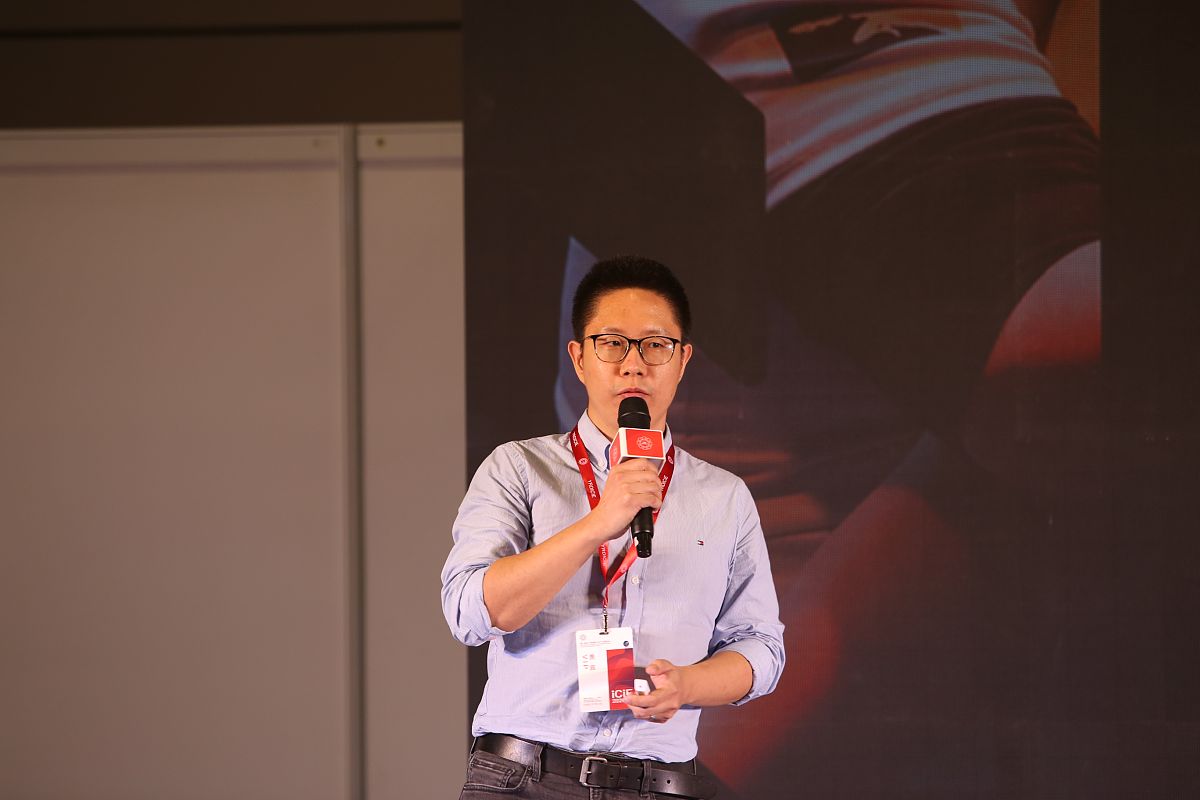 描述一个女人温柔而又坚定写一篇毕业寄语100字左右