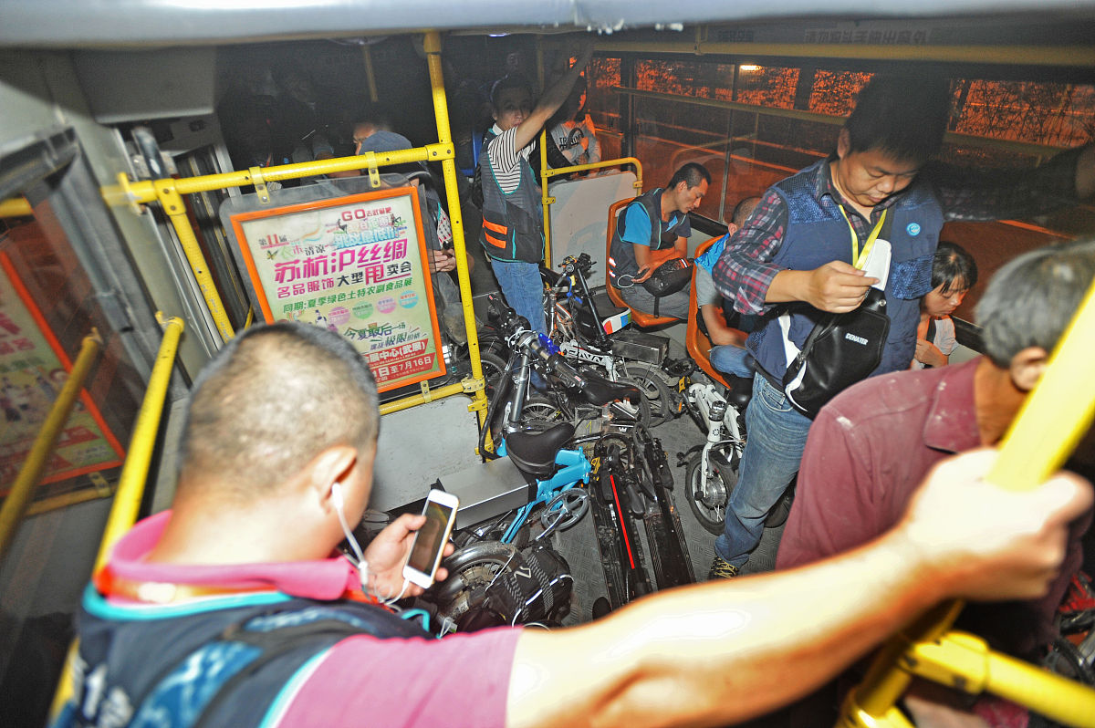 写一个学生助理因学校断电协助老师完成学校上课设备检修维护因此晚归说明