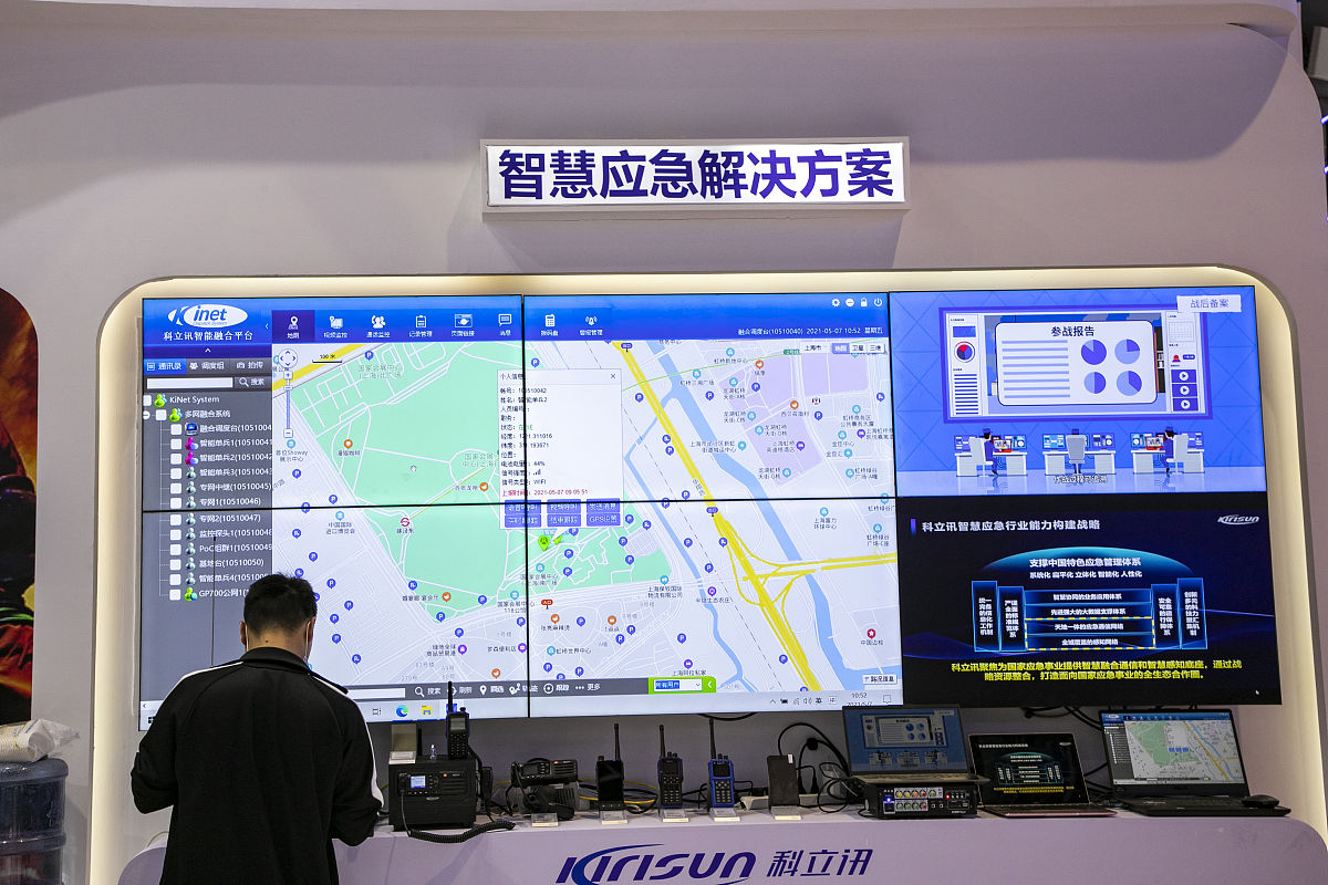1开发准确可靠的洪水预警系统面临的主要挑战是什么2不同利益相关方在防洪中各自的角色和责任是什么和响应包括各级政府、气象机构、当地社区救援部队和公民。