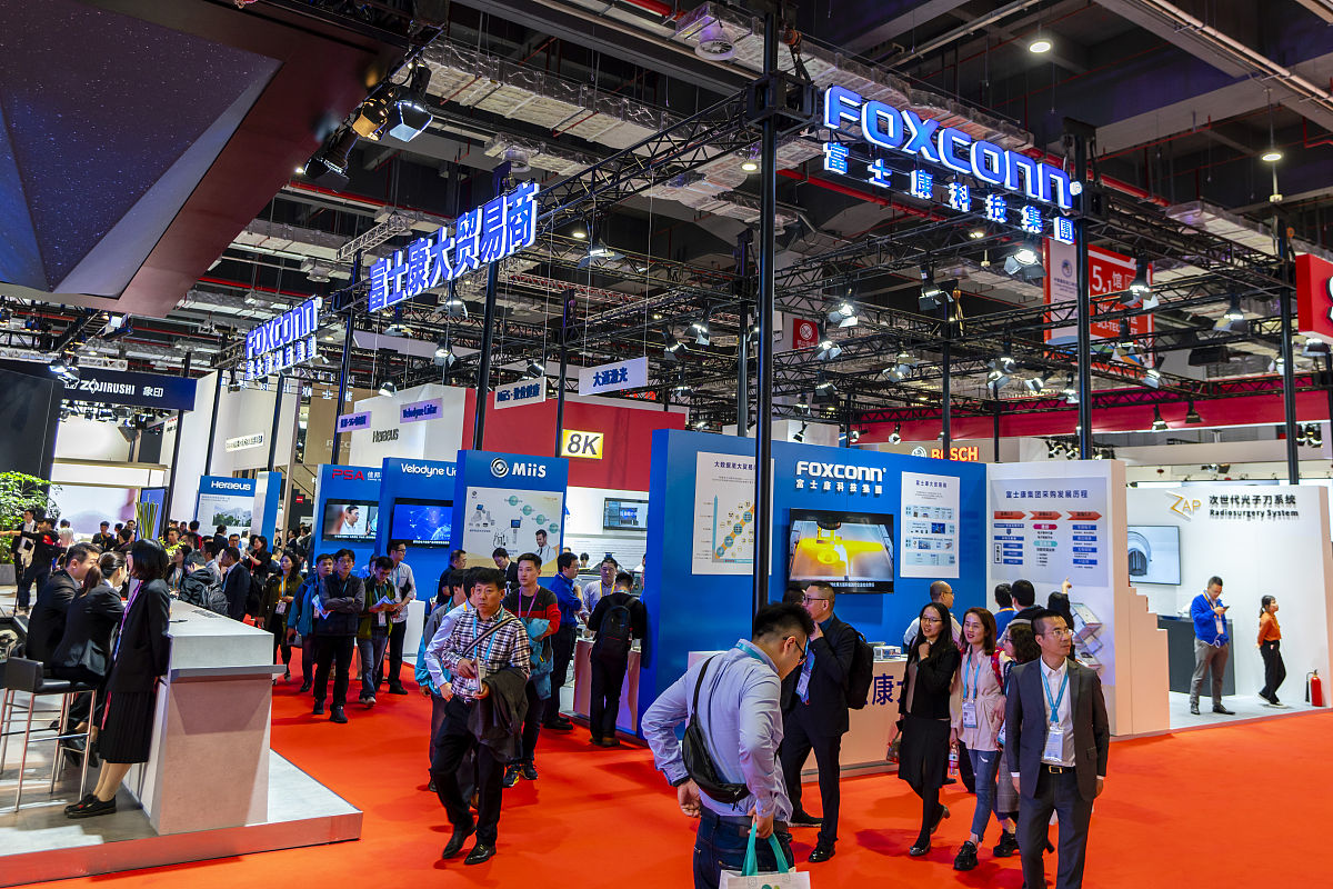 请用幽默风趣的方式介绍一下扬州生活科技的缺点：不让坐电梯早上630跑操每天爬十几层楼