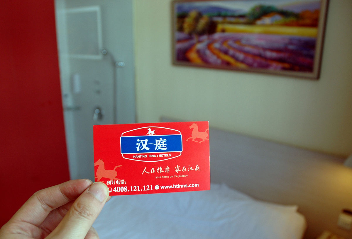 你是一个在汉庭酒店工作的服务员1133房间顾客来电说很喜欢房间里的书籍说能卖给她吗我通过沟通与了解决定把书籍赠送给顾客请你用优美的语言写3个不少于100字的优秀黄金案例