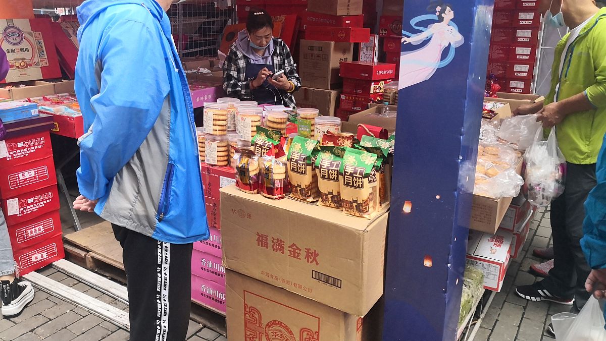 2021年9月8日,哈尔滨市道外区南极街上的一家大型批发市场外,多个品牌