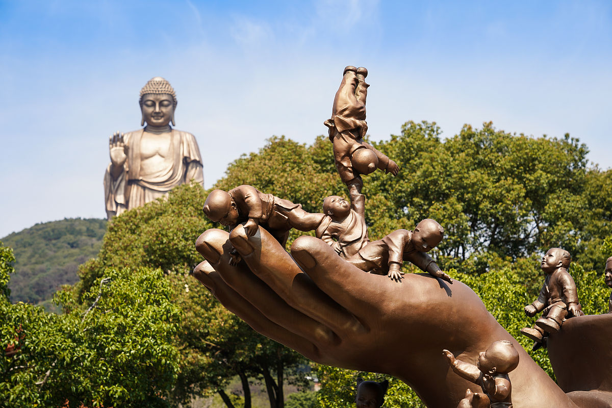 灵山佛手摸摸头的寓意：敬意、祈福、修身