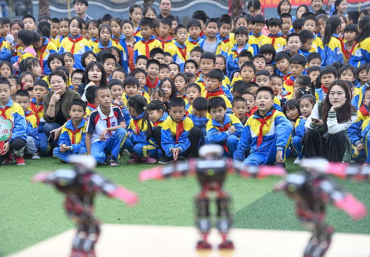2021年5月21日,湖南永州,道县第二小学,学生在观看机器人跳舞表演.