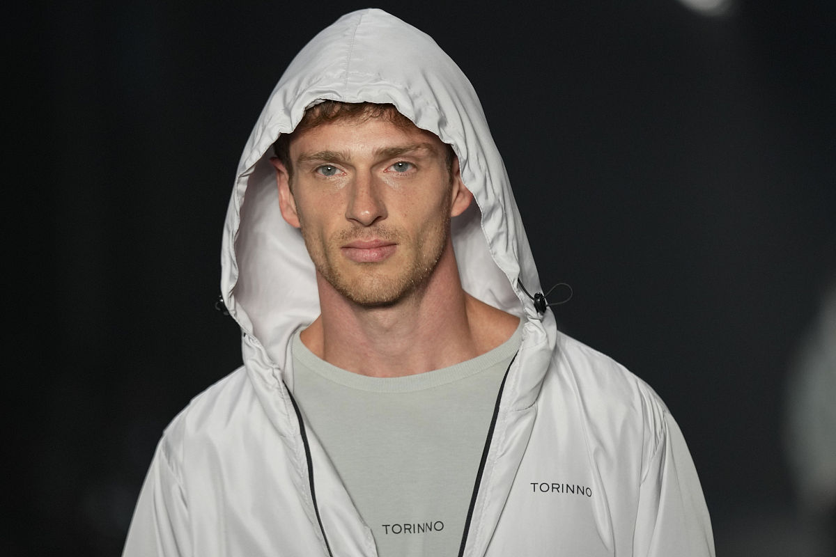 当地时间2021年11月18日,巴西圣保罗,torinno 品牌秀场.a model wears