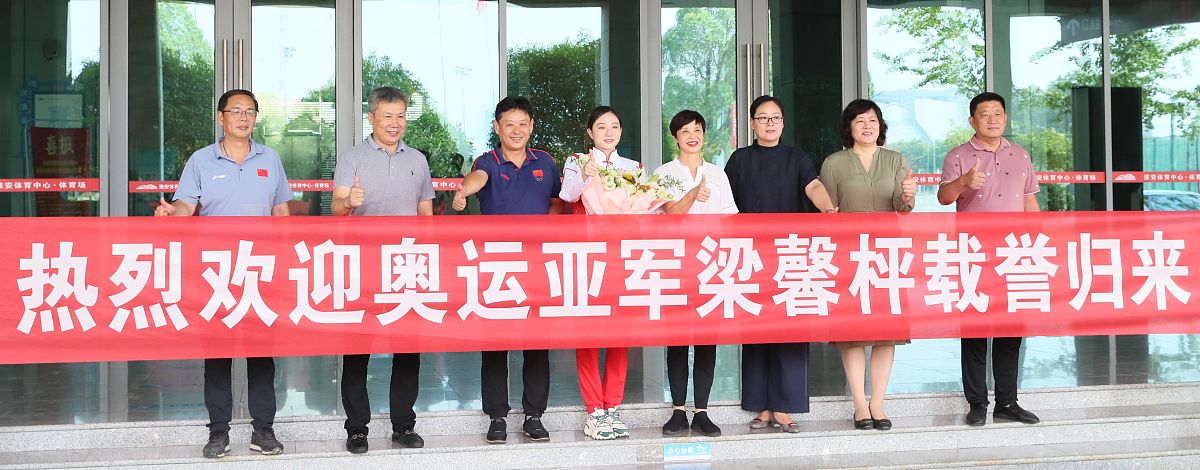 请根据以下文本写一份相应的工作小结为了有效落实蓝山县飓风行动工作要求根据蓝山县教育局的决策部署严厉打击整治群众 反映强烈的违法犯罪和社会治安突出问题特别是未成年人保护工作 中存在的漏洞和薄弱环节对性侵害犯罪保持零容忍零懈怠 从源头上有效预防性侵害学生案件发生切实保护学生身心健康和合法权益为学生营造健康成长的良好生活和学习环境。我校根据职责分工立即召开飓风行动部署会成立工作专班制定可行性的实施方案要