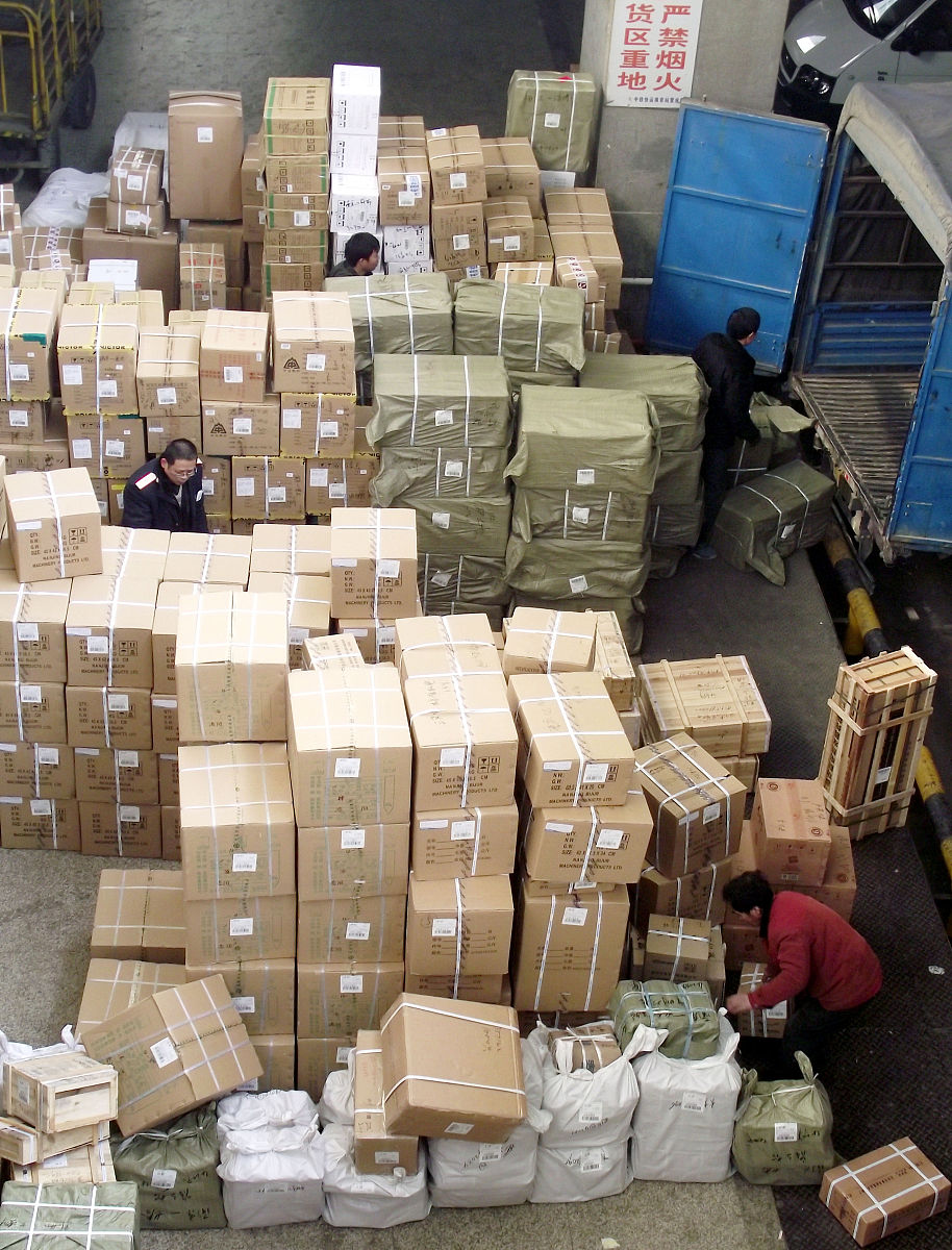 标题：跨越山河的守护：山东个护电器寄往德国的陆运之旅简介：在这个快速发展的科技时代我们的生活日新月异各种智能化设备充斥在我们的生活中为我们的健康保驾护航。然而当这些我们依赖的设备出现故障或者我们需要更新迭代时如何将它们安全、快速地送到目的地就成为了我们需要解决的问题。本文将通过一个实例为您详细解析从山东发往德国的个护电器陆运过程带您领略国际快递的魅力。插图：描绘一幅跨越山河的快递旅程图图中可展示山