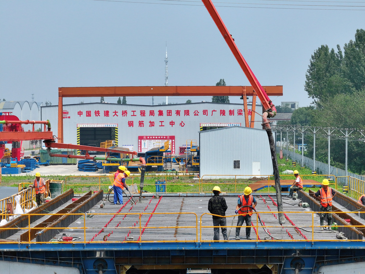 预制梁场首片箱梁预制宣传报道