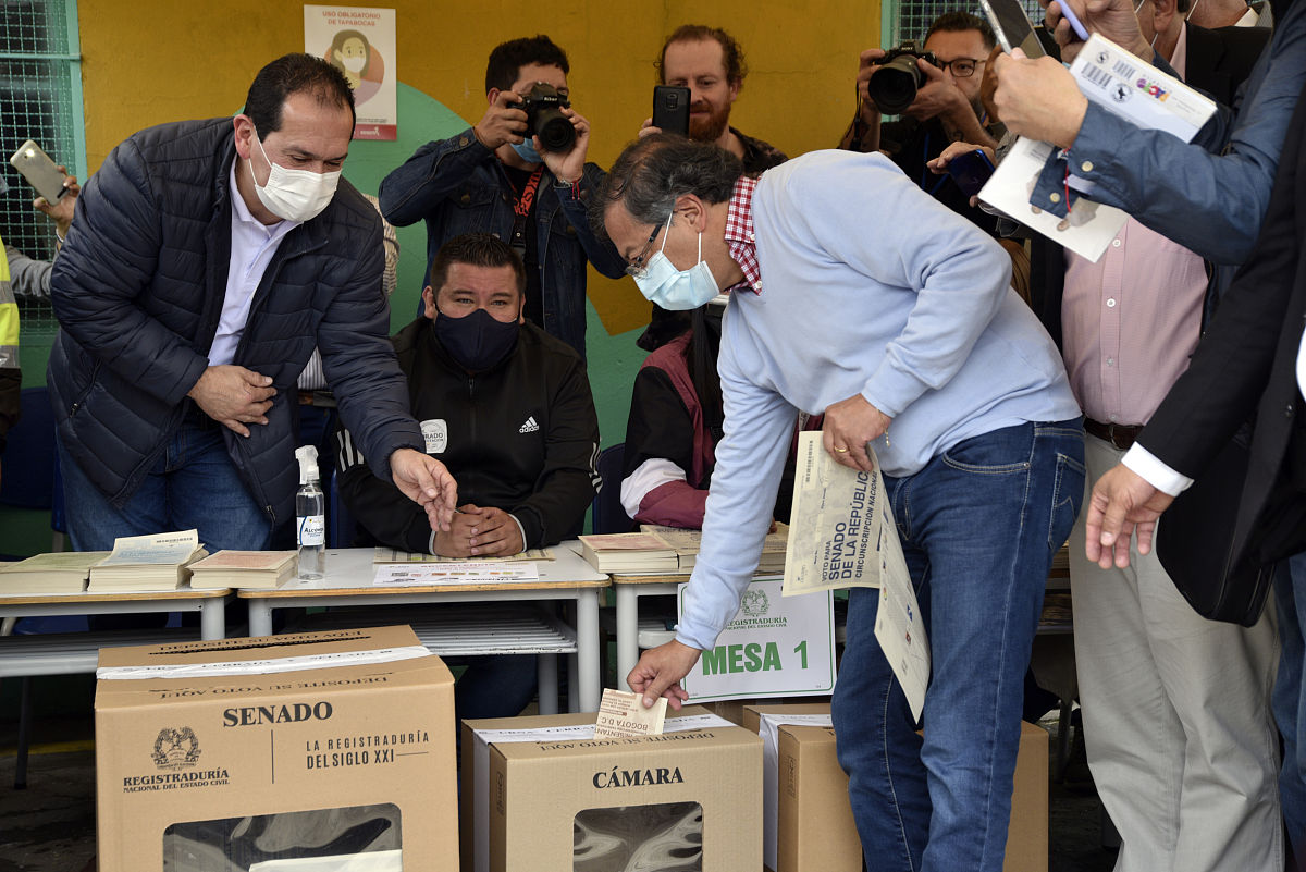 请以评审机构委托方式为主题写一篇500字的论文