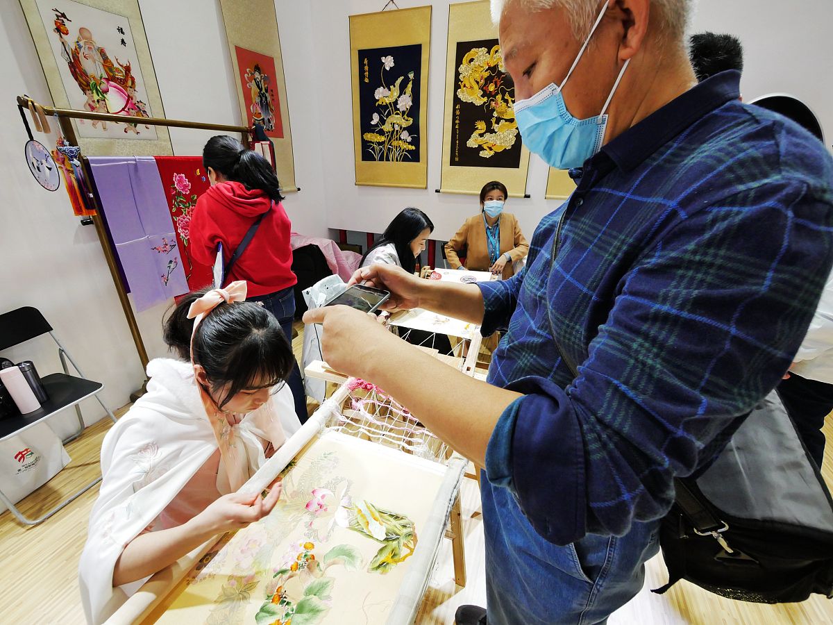 2020年12月11日,广州,第一届全国职业技能大赛,参赛选手在c区展示交流