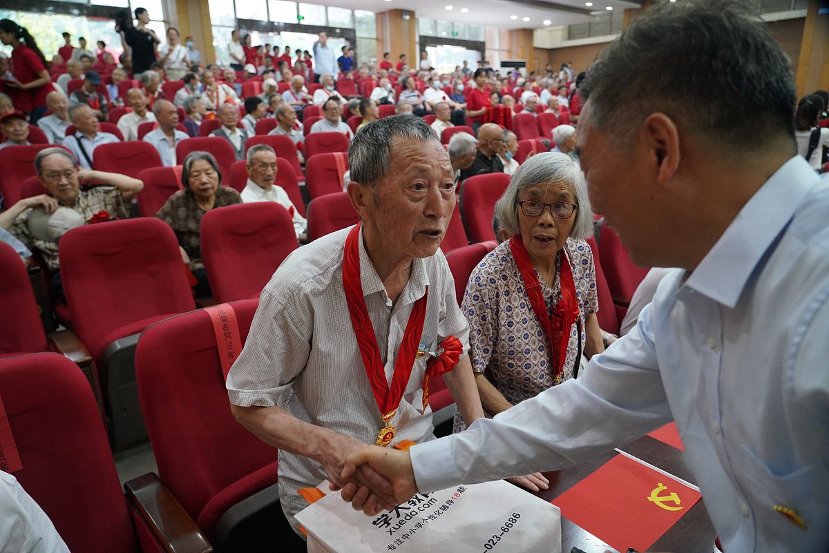2021年6月24日,重庆大学在a区民主湖报告厅举行 "光荣在党50年"纪念章