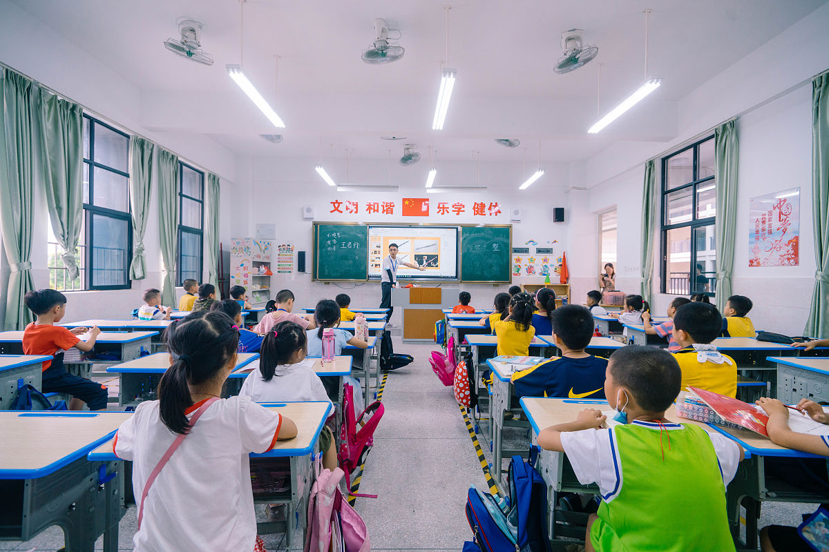 2021年7月19日,广东惠州暑期托管启动首日,在惠城区试点学校,学生参加