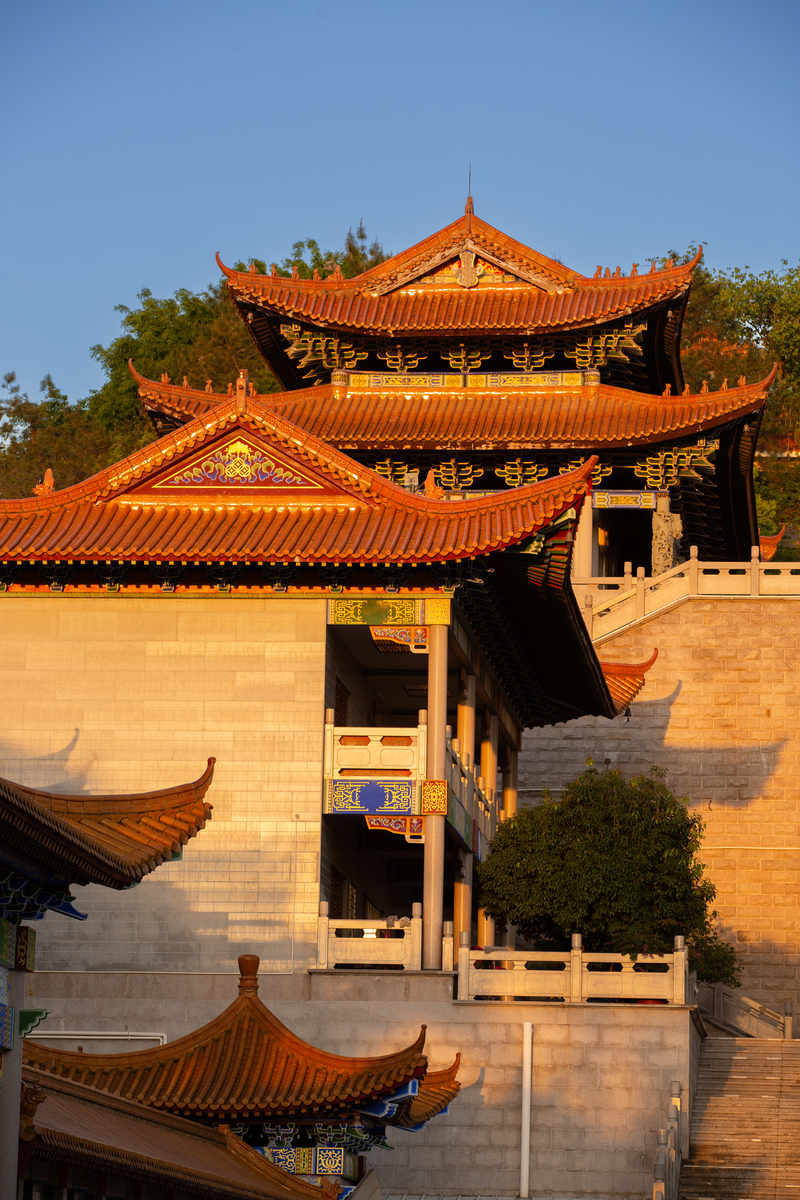 2026年4月1日,广东梅州,千佛塔寺内古建与花树,造像等