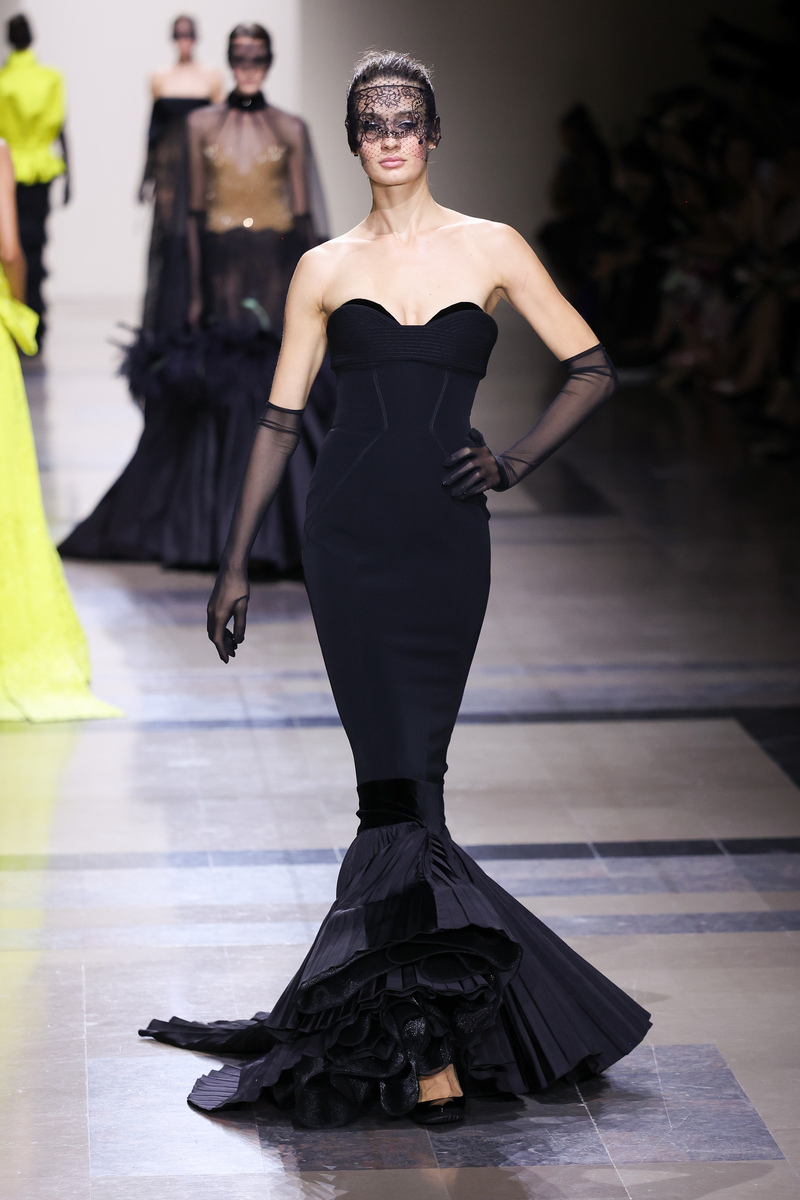 你现在是一个导航网站的编辑人员请为我写一篇oscardelarenta的相关介绍。