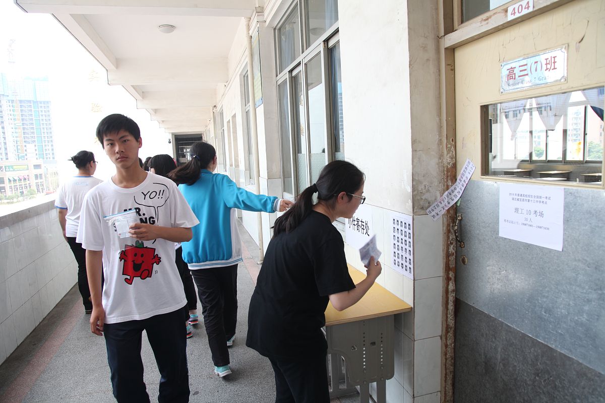 用中文完善下面这句话：这里面象征着我对这个岗位对教学楼服务队对勤工助学对整段上岗时光的热情和责任它始终激励着我