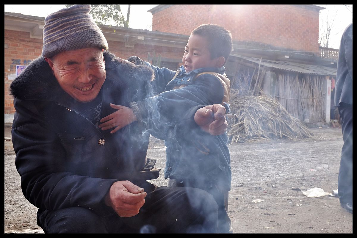 你好你好！请问有什么我可以帮助您的吗？帮我画一个小鸡。非常愉快为您服务！让我画一个可爱的小鸡吧。画完小鸡请查看下面的文字描述描述：这是一只毛茸茸的小鸡它有一个黄色的圆形身体和一个三角形的尾巴。它有两个黑色的小眼睛一个橘红色的喙和两个橘红色的脚。头上还有几根毛看起来非常可爱。帮我写一个200字的感人情景