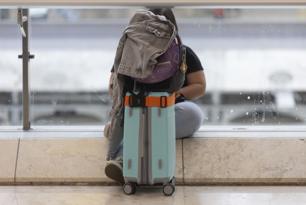 扮演一名旅游博主写篇800字买包解决不了的问题背包试试。的短视频治愈文案