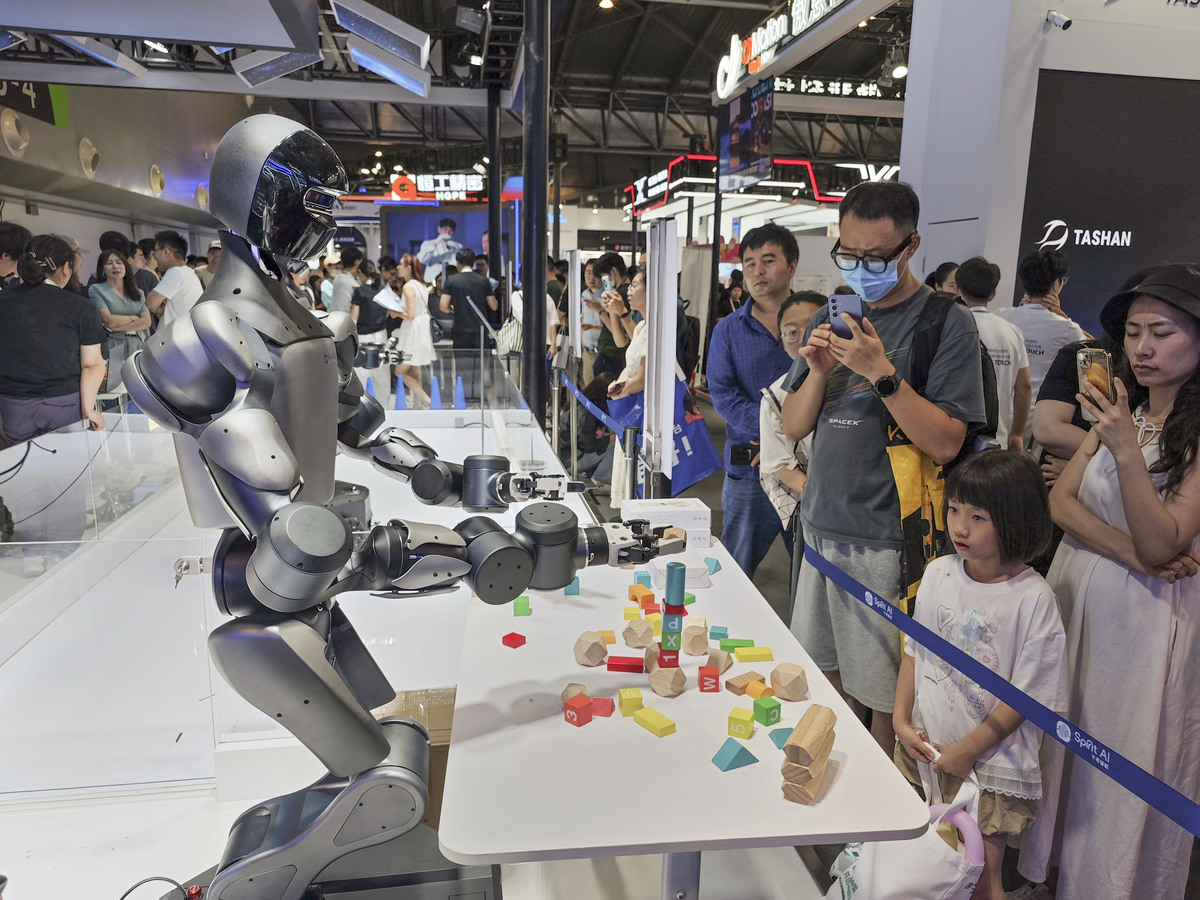 海珠湖花畔塔影自然教育嘉年华活动暨白云山人工智能棉花糖机器人产业引进创新交流会项目方案请为项目做一个活动概述。