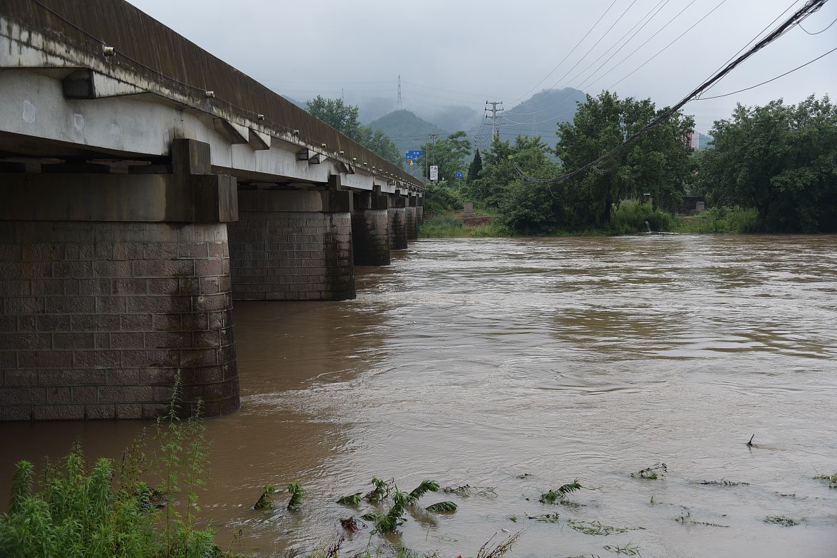 2021年5月21日,浙江东阳南马镇,受连日暴雨影响,河道水位上涨.湍急的