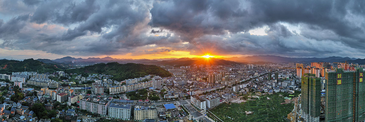 2021年5月14日,江西赣州安远县,万里乌云难掩日出霞光,壮观绮丽.