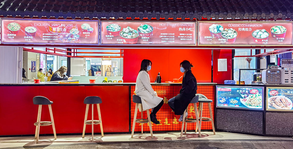 综合写250字新闻稿件 客观阿椒阿俏在快速拓店上有着巨大的优势。团队运用其专业的智能选址工具能够清晰快速地给出所选地址的商圈、流量、竞品等多个维度的数据对该区域是否适合发展进行分析并提供盈利评估并判断是否适合开店。新店筹备工作繁琐复杂有些刚从事餐饮服务行业的合作伙伴不知道店怎么开。阿椒阿俏的运营人员会提供两次培训教学在总部进行为期三天的理论培训从产品配比到开店守则进行全方位细致讲解并进行考试结业