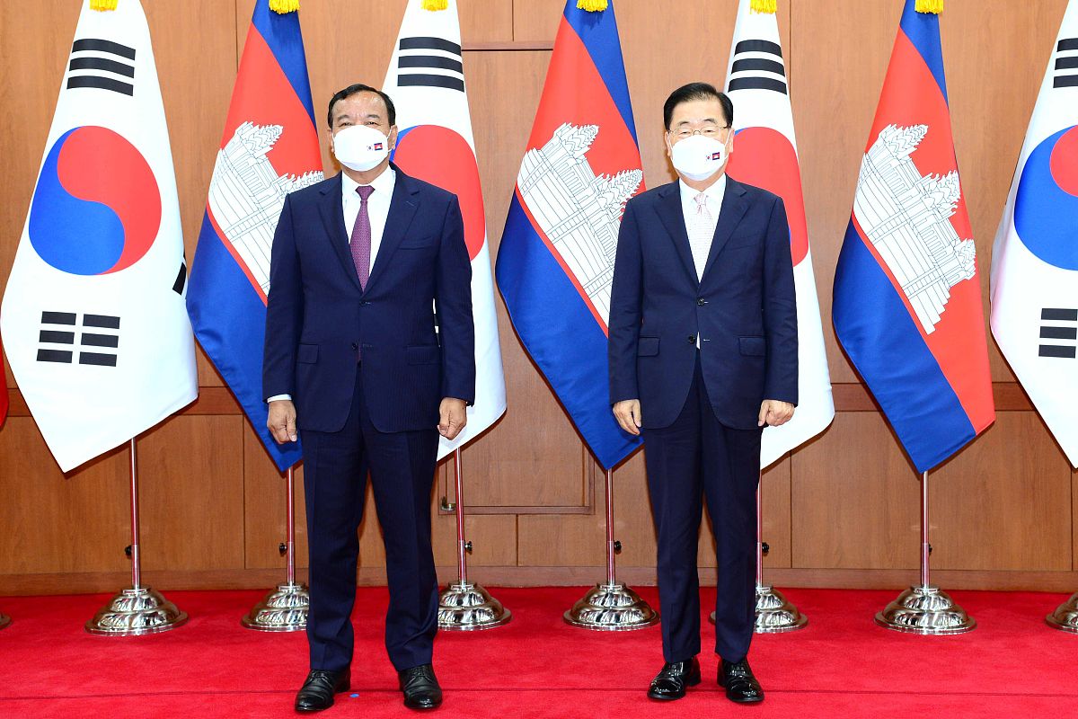 当地时间2021年9月8日,韩国首尔,柬埔寨外长巴速坤将同韩外长郑义溶举