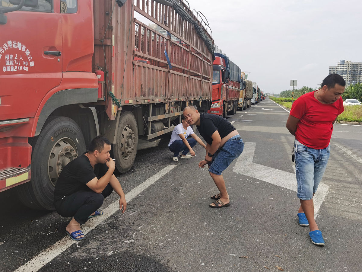 一辆货车因为装的东西长出来了为了躲它摔伤 用300字帮我描述