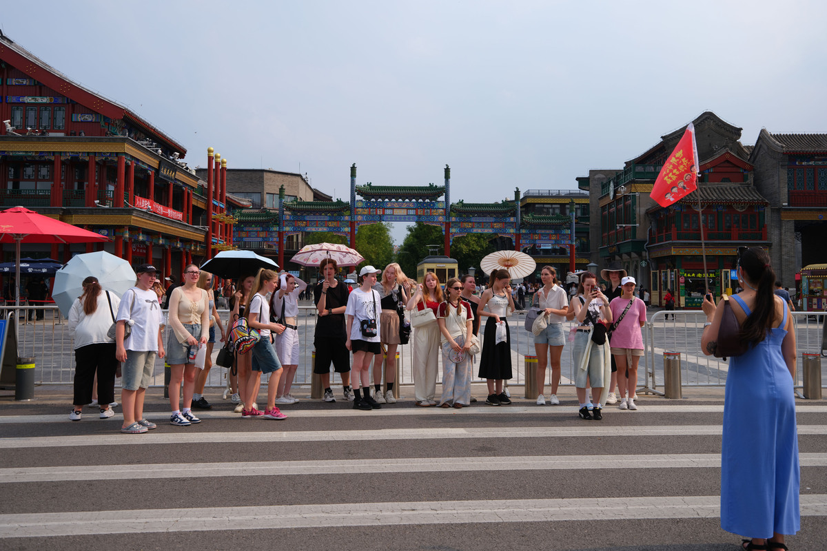 按照论文格式及语言特征从优化购物环境、提升住宿环境、控制景区物价水平角度阐述提升大召旅游区游客吸引力。300字