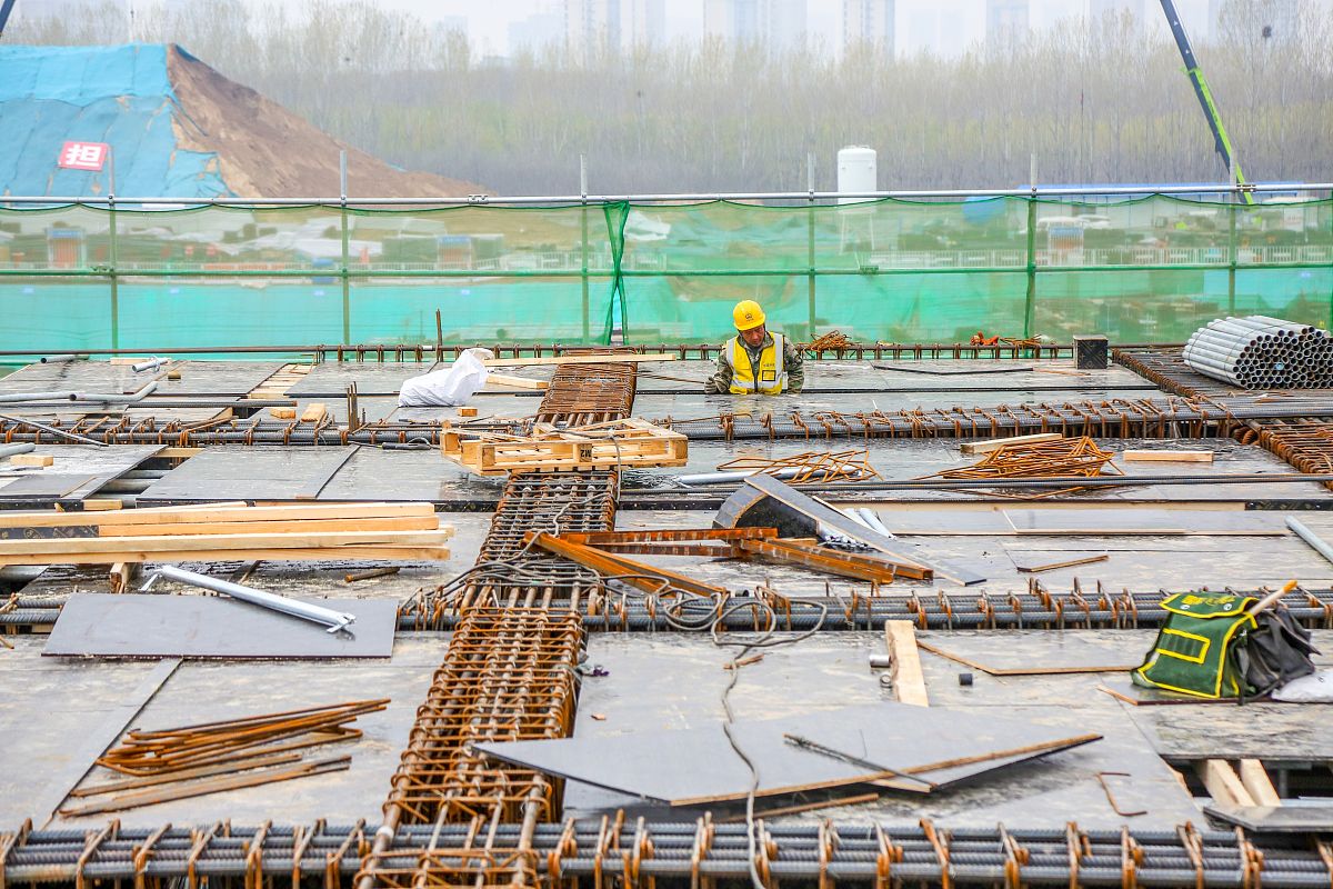 请对论文《工程施工中建筑材料的选择及质量控制策略研究》的摘要进行写作保证其内容和理性和逻辑性不要乱写：