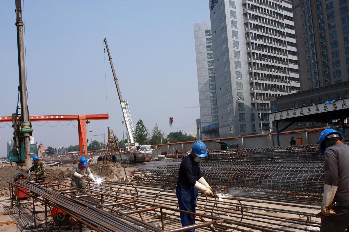 2012年5月28日,北京地铁7号线02标工程(菜市口站)施工现场施工人员正