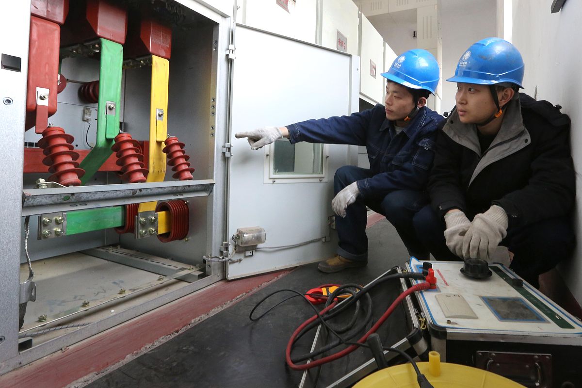 2实习内容	
2.1电力设备故障维修工作实习	
3.2学习了变电电力设备检修及运维技术	
2.3电力设备日常保养维护实习	
3 实习结果	5
3.1掌握了直流电力设备检修及运维技术	
2.2电力设备在线监测技术实习
根据上述提纲写一篇电气设备维修岗位实习报告的摘要，不少于300字。