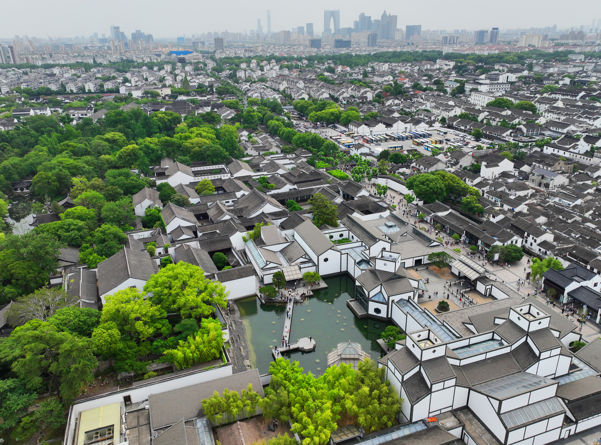 请扩充下列语段使其内容更丰富逻辑更通顺：保护参与主体及其合作策略是影响苏州平江历史文化街区保护效果的重要因素。为了保护苏州平江历史文化街区的文化遗产需要政府部门、市场、社会组织、居民等多方的合作参与。然而各参与主体之间的协作和沟通仍然存在不足之处导致保护工作难以有效推进。因此研究苏州平江历史文化街区保护参与主体及其合作策略充分发挥不同参与主体的优势建立协调合作机制实现保护事业的可持续发展成为当前亟