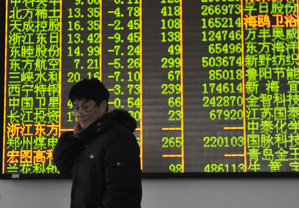 股票投资股市又经历了一轮暴跌后终于有人倒下了躺在病床上问护士说 爱情没有了亲情没有了友情没有了钱没有了是否我真的一无所有了？ 护士包含爱心的说：看您说的您不是还有病吗？股民说：我想要沪市涨。 护士说：想啥呢？护士长结婚了。根据上述内容写出股市段子故事2000字