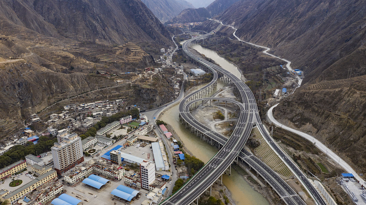 改写下面这段话：2002年年底我国高速公路通车里程一举突破25万公里位居世界第二位2004年年底超过3万公里除西藏外各省、自治区和直辖市都已拥有高速公路有15个省份的高速公路里程超过1000公里2010年我国高速公路通车里程已达74万公里预计在2020年我国将基本建成国家高速公路网总里程将达10万公里