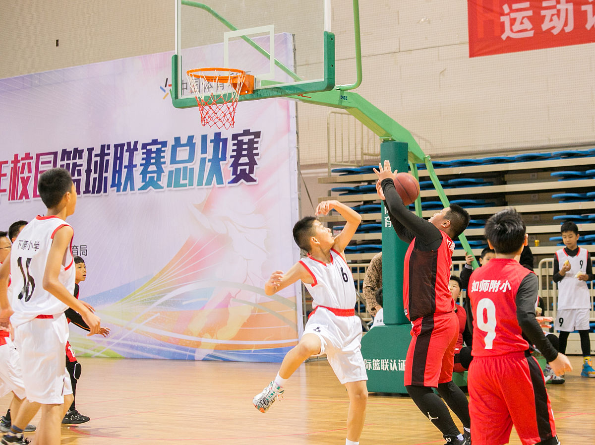 计算机学院篮球赛口号：团结拼搏，共创辉煌！