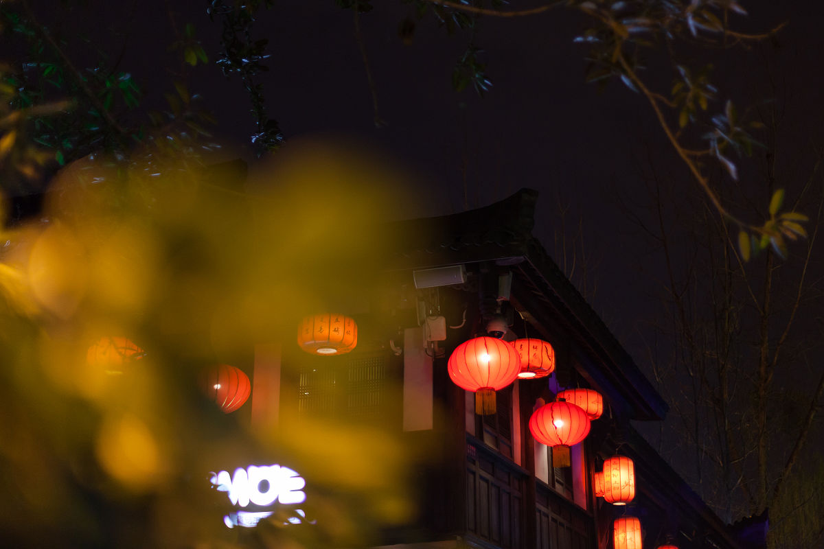 写篇500字换个地方看看人间烟火。的旅游短视频治愈文案