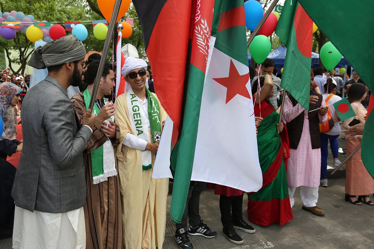 用两个字表达'多姿多彩'？答案就在这里！