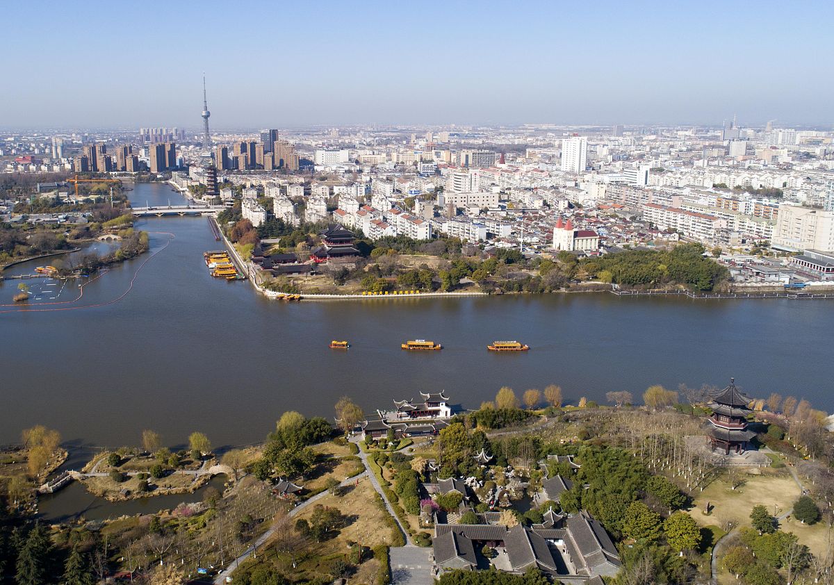 2021年2月21日,江苏泰州,游船行驶在凤城河水面(无人机照片).