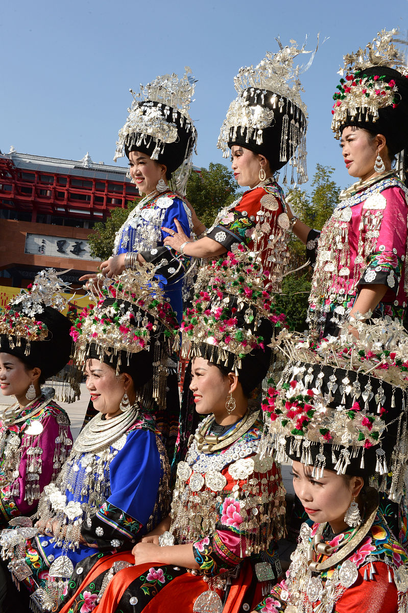 2019年11月15日,2019凤凰首届文旅房产博览会开幕式上身穿苗族服饰的