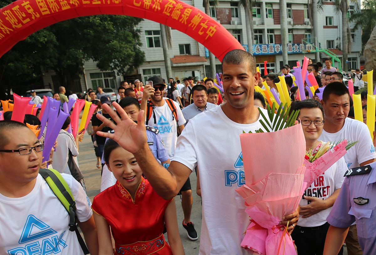 2014年8月28日,福建泉州,巴蒂尔中国行抵达福建,受球迷热捧现场秀书法