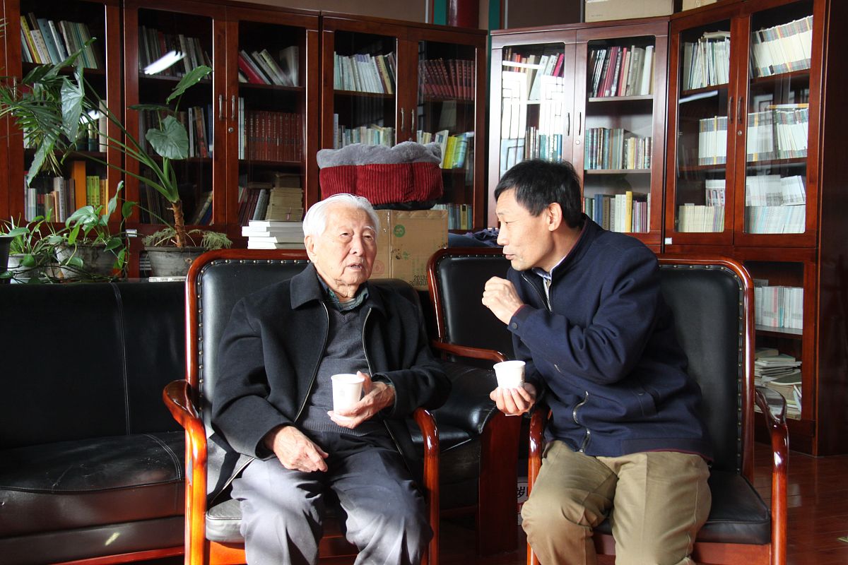 2018年11月8日,96岁高龄的故宫文物鉴定专家耿宝昌,在故宫博物院他的